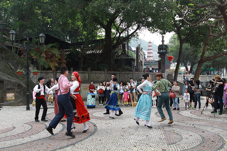 Макао, Экскурсия Храм А-Ма, Португальские танцы у Храма А-Ма (Macao, A-Ma Temple Route, Portuguese dancing near the Templo de A-Ma)