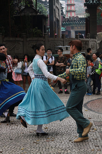 Макао, Экскурсия Храм А-Ма, Португальские танцы у Храма А-Ма (Macao, A-Ma Temple Route, Portuguese dancing near the Templo de A-Ma)