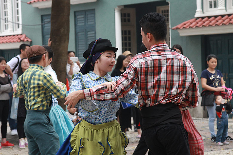 Макао, Экскурсия Храм А-Ма, Португальские танцы у Храма А-Ма (Macao, A-Ma Temple Route, Portuguese dancing near the Templo de A-Ma)