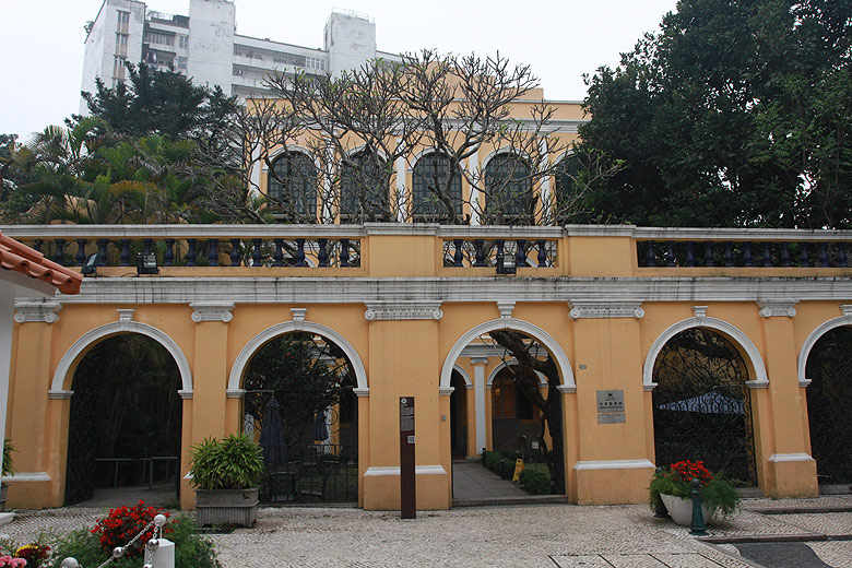 Макао, Экскурсия Храм А-Ма, Библиотека Сера Роберта Хо Туна (Macao, A-Ma Temple Route, Sir Robert Ho Tung Library)