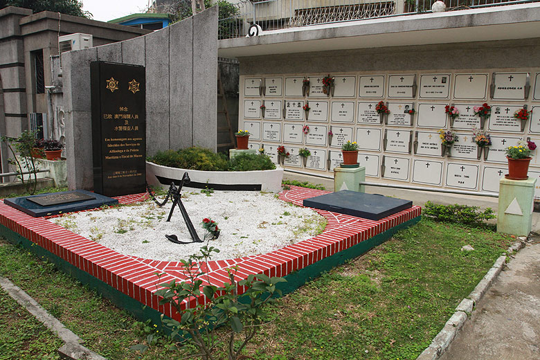 Макао, Экскурсия Холм Гия, Кладбище Святого Михаила (Macao, Guia Hill Route, Cemiterio de S. Miguel Arcanjo - Cemetery of St. Michael the Archangel)