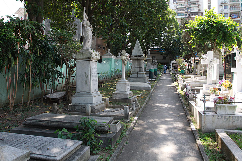Макао, Экскурсия Холм Гия, Кладбище Святого Михаила (Macao, Guia Hill Route, Cemiterio de S. Miguel Arcanjo - Cemetery of St. Michael the Archangel)