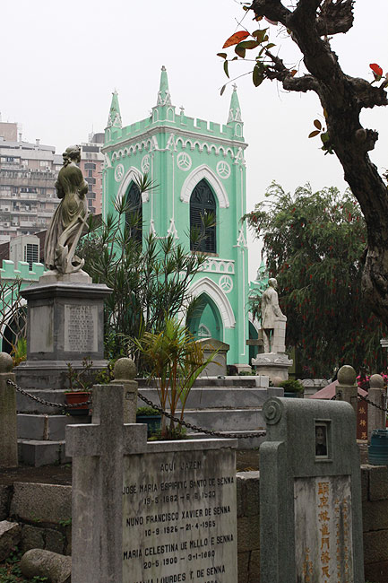 Макао, Экскурсия Холм Гия, Кладбище Святого Михаила (Macao, Guia Hill Route, Cemiterio de S. Miguel Arcanjo - Cemetery of St. Michael the Archangel)