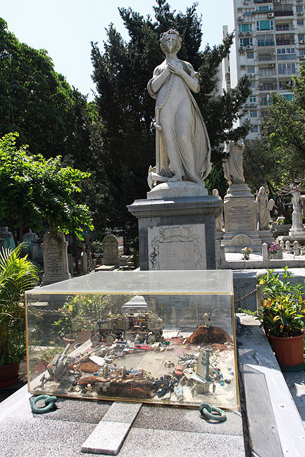 Макао, Экскурсия Холм Гия, Кладбище Святого Михаила (Macao, Guia Hill Route, Cemiterio de S. Miguel Arcanjo - Cemetery of St. Michael the Archangel)