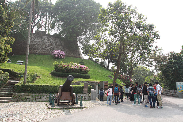 Макао, Экскурсия Холм Гия, Комплекс Военных Туннелей (Macao, Guia Hill Route, Air Raid Shelters)