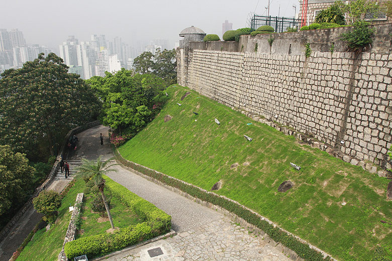 Макао, Экскурсия Холм Гия, Крепость Гия (Macao, Guia Hill Route, Fortaleza da Guia - Guia Fort)