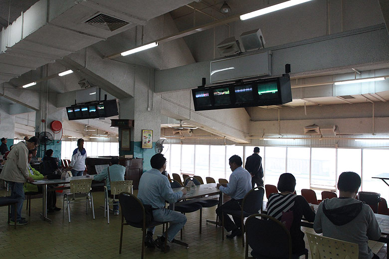 Макао, Скачки, Зал для ставок (Macao, Horse Racing, Betting Hall)