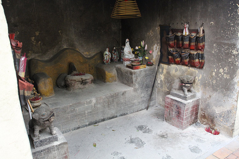 Макао, Экскурсия по Тайпе, Алтарь напротив Храма И Лэн (Macao, Taipa Route, Altar near the I Leng Temple)