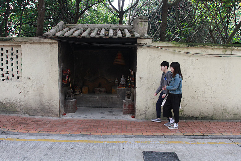 Макао, Экскурсия по Тайпе, Алтарь напротив Храма И Лэн (Macao, Taipa Route, Altar near the I Leng Temple)