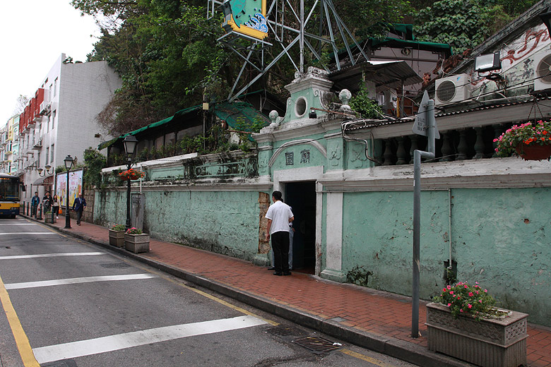 Макао, Экскурсия по Тайпе, Старая стена напротив музея (Macao, Taipa Route, Old wall opposite the museum)